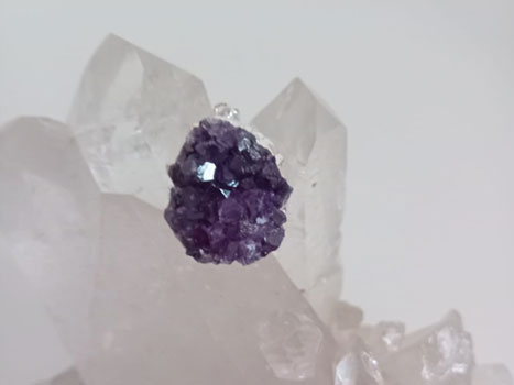 Ciondolo con Ametista grezza in ottone argentato